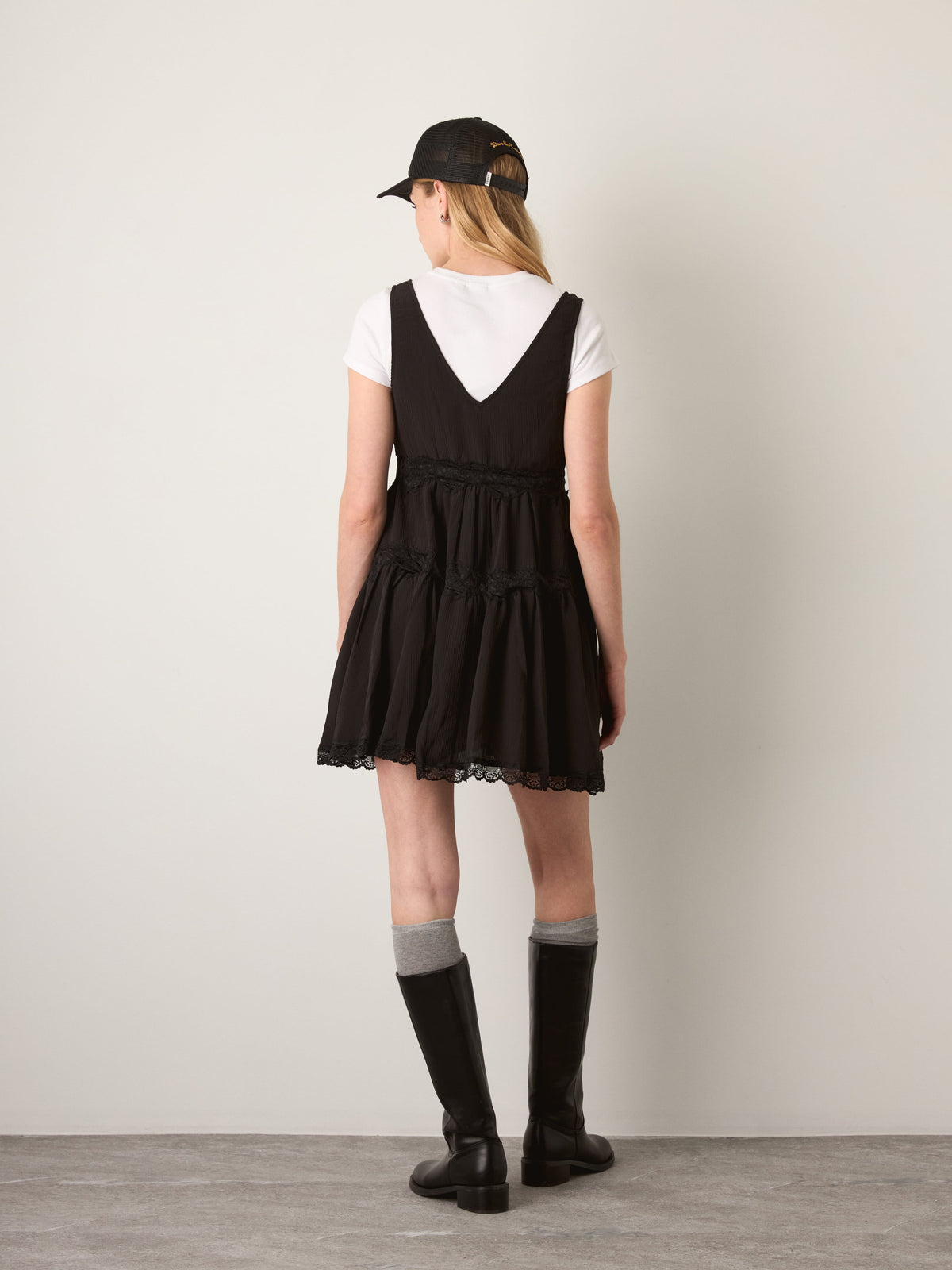 LOVEFINN - V-Dress with Lace Trim - 