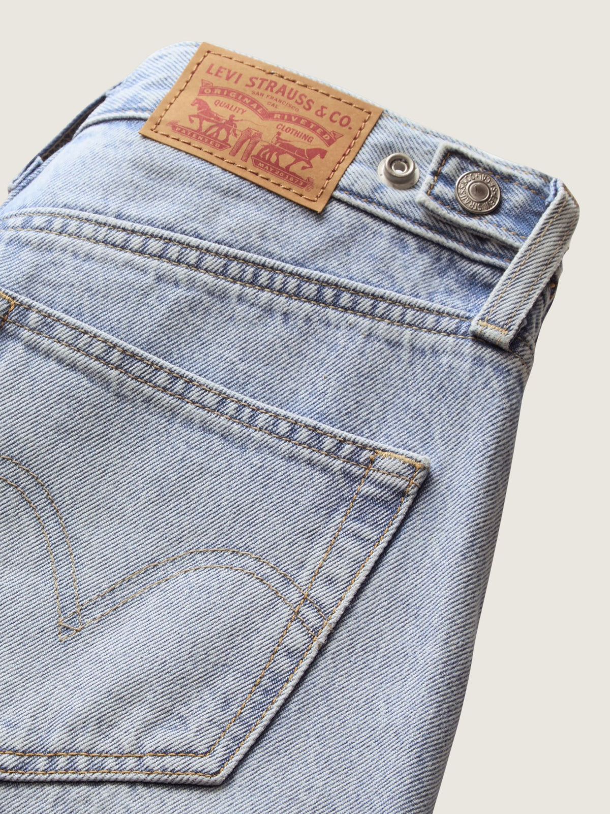 LEVI'S - Cinch Barrel Leg Jeans - 