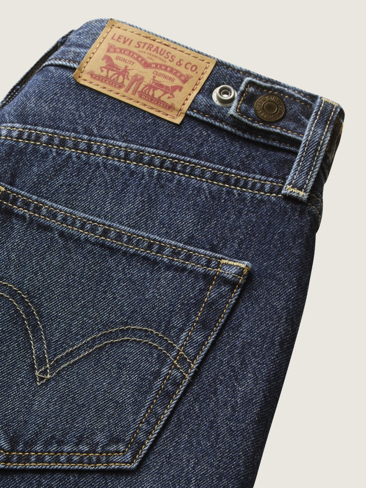 LEVI'S - Cinch Barrel Leg Jeans - 